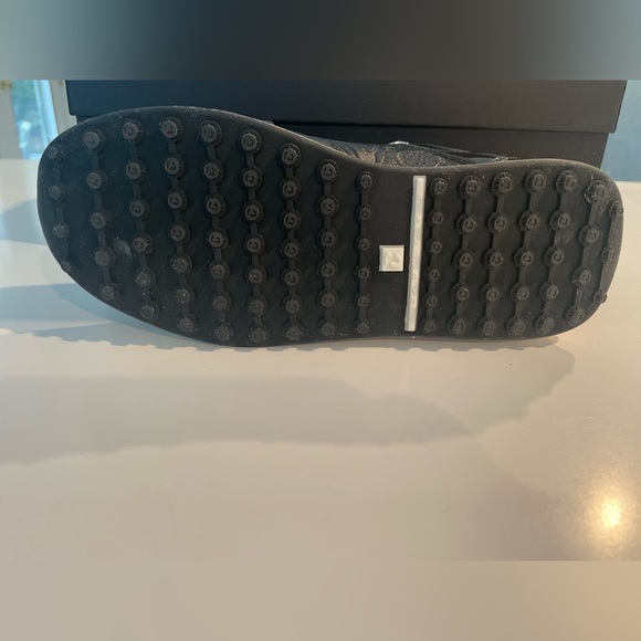 Women's Black Athletic Shoes - Picture 5 of 16